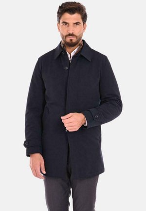 Cappotto blu navy con colletto classico, chiusura a bottoni e maniche lunghe. Realizzato in un tessuto morbido, presenta un design semplice e una forma aderente.