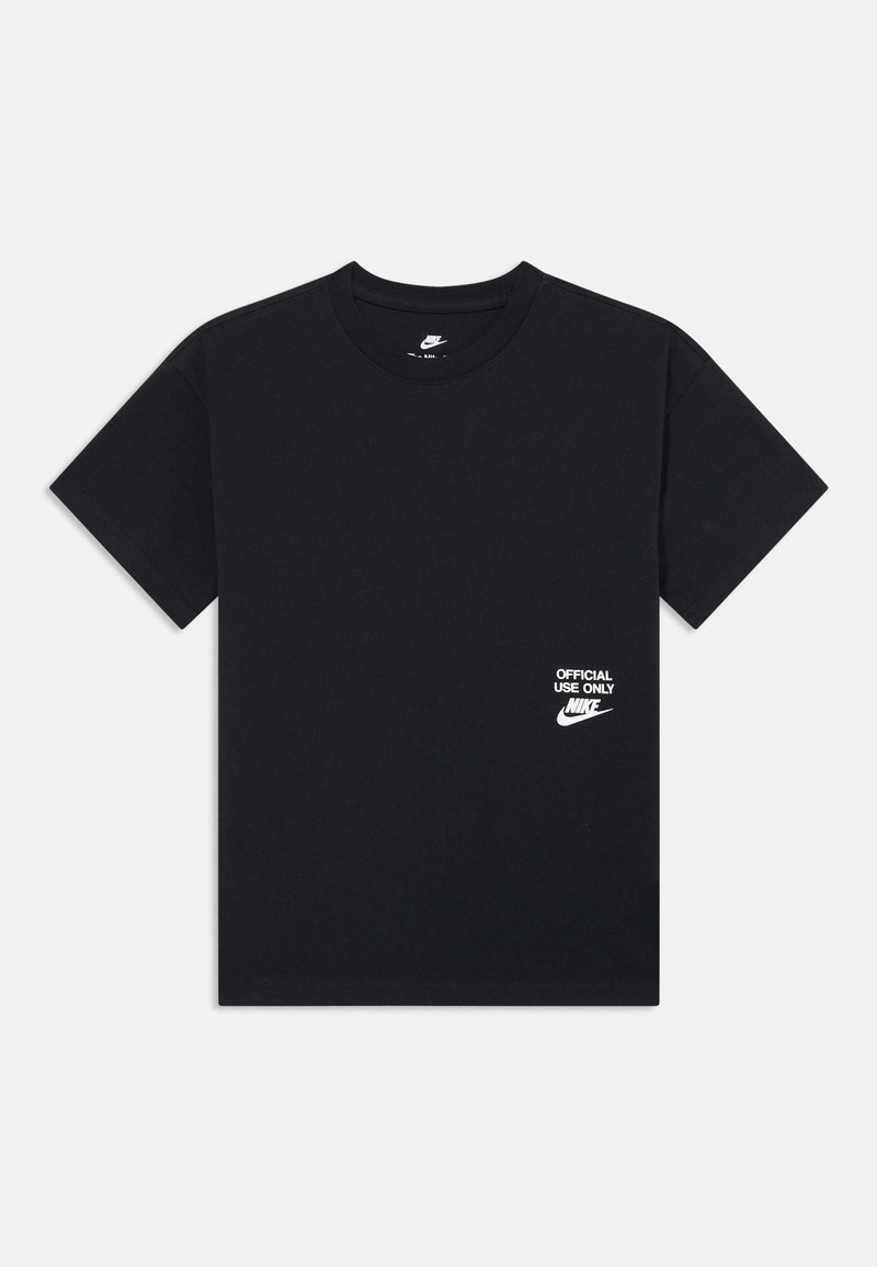 T-shirt de algodão preto com mangas curtas, decote redondo e texto e logotipo impressos em branco no lado esquerdo do peito. Design simples, textura suave.