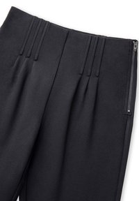 Czarne spodni z taliowanym krojem i zakładkami z przodu, charakteryzujące się gładką teksturą materiału oraz zapięciem na zamek z boku.