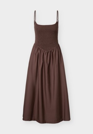 Καφέ midi φόρεμα χωρίς μανίκια με φτιαγμένο στο σώμα μπούστο και φούστα με πτυχώσεις, με λεπτές ρυθμιζόμενες τιράντες στους ώμους.