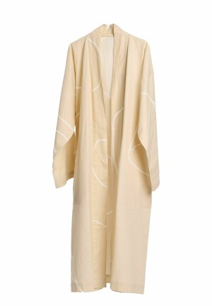 Hosszú, laza, bézs kimonó stílusú köntös széles ujjakkal és finom fehér absztrakt vonalas mintázattal, nyitott elejű, lógó.