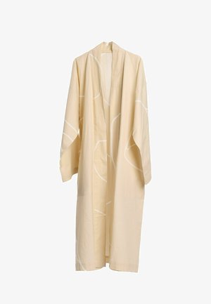 Lange, losse, beige kimono-achtige kamerjas met wijde mouwen en subtiele witte abstracte lijnpatronen, open aan de voorkant, hangend.