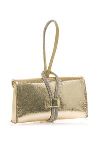 Bolso clutch de metal dorado con un acabado texturizado, que presenta una correa delgada adornada con herrajes plateados y un detalle central de hebilla.