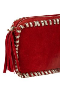 Rød ruskind clutch med metaliske sølv accenter. Har en lynlåslukning og dekorative frynser på siden, der forbedrer tekstur og stil.