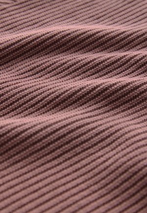 Egy tompa mályva színű kötött szövet enyhén kiemelkedő, átlós csíkokkal rendelkezik, amelyek finom mélység- és árnyékhatásokat hoznak létre a felületen.