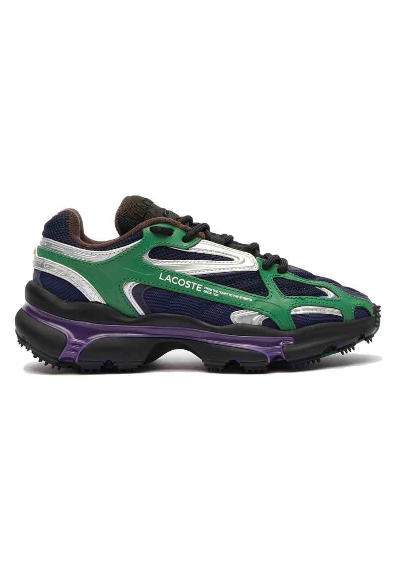Baskets Lacoste avec une tige vert et marine, des accents argentés, des détails en maille, un col rembourré et une semelle extérieure noire texturée avec une semelle intermédiaire violette.