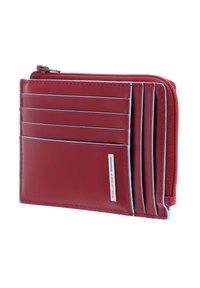 Portafoglio in pelle rossa con chiusura a zip, dotato di cinque scomparti per carte con accenti blu e una placca con logo argentato. Texture liscia, design compatto.