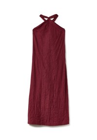 Ärmelloses langes burgunderrotes Kleid mit einem gekreuzten Halterneck, flach gezeigt mit sichtbaren Falten im Stoff.