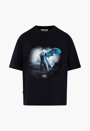 Zwart katoenen T-shirt met een afbeelding van een gevleugeld figuur in blauwtinten tegen een bewolkte achtergrond. Losse pasvorm met een ronde hals.