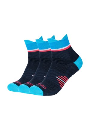 Tre sorte ankelstrømper med klare blå tæer, hæle og kanter, med pink og hvide striber på kanten og side detaljer.