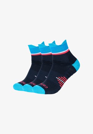 Trzy czarne skarpetki do kostek z jasnoniebieskimi palcami, piętami i mankietami, z różowymi i białymi paskami na mankiecie i bocznych detalach.