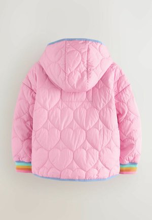 Gequilted roze jasje met hartvormig patroon, capuchon en multikleurige gestreepte mouwen. Glad textuur met een blauwe bies langs de halslijn.