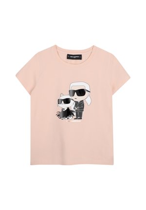 Lichtroze t-shirt met cartoonfiguren van een persoon met wit haar en een kat, beiden dragen zwarte zonnebrillen en zwarte outfits.