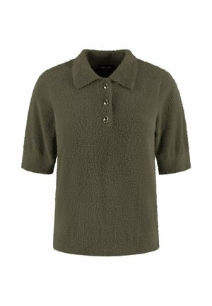 Kortemeuzen olijfgroene pluizige poloshirt met kraag en drie knopen aan de voorkant op een witte achtergrond.