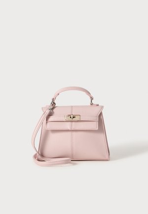 Liten rosa lærveske med en strukturert design, håndtak på toppen, avtagbar skulderstropp og en sølvfarget lukking foran.