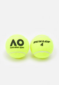 Twee felgele tennisballen met zwarte logo's: "AO Australian Open" op de ene en "Dunlop 4" op de andere, met witte naden.