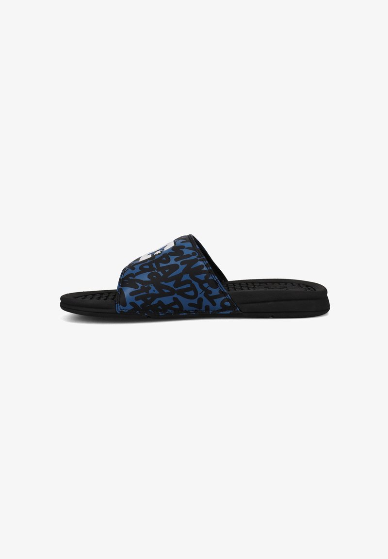 Zwarte schuif sandaal met een blauwe bovenkant met een grafische print, gemaakt van synthetisch materiaal, met een getextureerde binnenzool voor comfort.