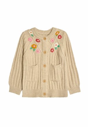 Beżowy dzianinowy sweter na guziki z drewnianymi guzikami, prążkowaną fakturą, przednimi kieszeniami oraz haftowanymi różowymi, czerwonymi, żółtymi i białymi kwiatami w pobliżu ramion.
