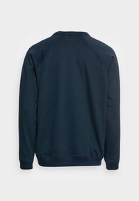 Granatowa bluza z dzianiny z prążkowanymi mankietami i dołem, o okrągłym dekolcie typu crew oraz gładkim, miękkim materiale. Prosty design, bez widocznych logo ani wzorów.