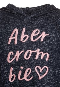 Felpa con cappuccio blu navy con testo ricamato rosa che recita "Abercrombie" e un cuore. Il materiale sembra morbido e strutturato, con un design rilassato.