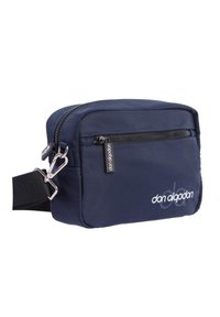 Bolso bandolera de nylon azul marino con un bolsillo frontal con cremallera, herrajes plateados y una correa trenzada con el nombre de la marca "don algodon."