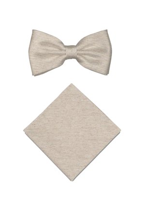 Beige textuurstof vlinderdas en bijpassend pochet weergegeven op een witte achtergrond.