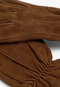 Guantes de ante marrón con detalles cosidos y elástico fruncido en la muñeca para un ajuste ceñido; textura suave con patrones mínimos.