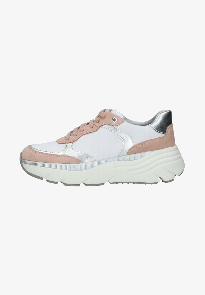 Zapatilla blanca y rosa con un acento plateado, que presenta un acabado de ante texturizado y metálico, punta redondeada y suela gruesa y ondulada.