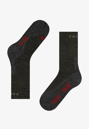 Calcetines verde oscuro con acentos grises, que cuentan con áreas acolchadas, punta y talón reforzados, y texto rojo que muestra información sobre el tamaño y la marca.