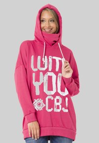 Rosa übergroßer Hoodie mit hohem Kragen, weißem Grafiktext, Kordeln und gerippten Manschetten. Weicher Stoff und lässige Passform.
