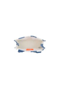Borsa tote in canvas con dettagli blu, apertura superiore, e un'etichetta interna. Presenta una struttura resistente e foderata in beige.