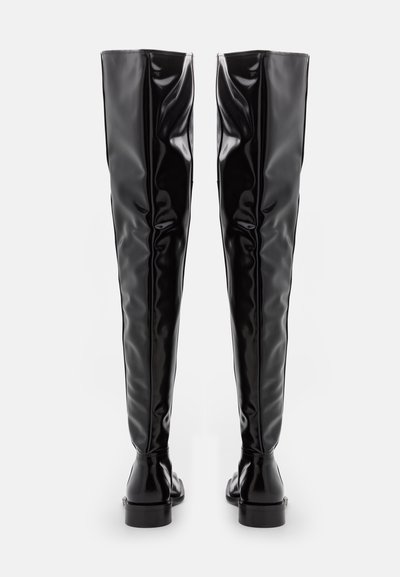 Svarta högklackade stövlar över knäna, tillverkade av glansigt, glatt material med en stilren design, som har en rund tå och platt häl.