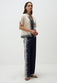 Jimmy Key ELASTICIZED PATTERNED - Pantalon classique - dark blue