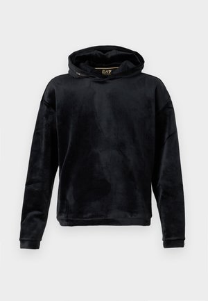 Felpa nera realizzata in morbido tessuto peluche con vestibilità ampia. Presenta un ampio scollo, maniche lunghe e un sottile dettaglio del logo sul colletto.