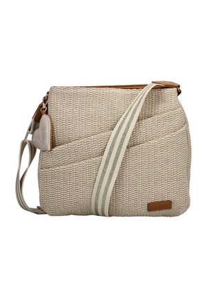 Sac bandoulière tissé beige avec une large sangle en tissu rayée et un petit charm en forme de cœur en suède sur le côté.