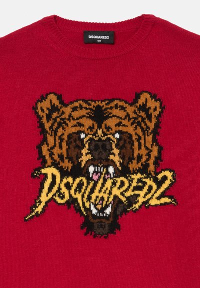 Roter Strickpullover mit einem großen Bären-Graphic in Braun und Schwarz mit weißen Zähnen, und "Dsquared2" in Gelb unter dem Bären.