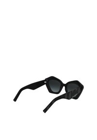 Schwarze Sonnenbrille mit hexagonalem Rahmen, ausgestattet mit dunklen Gläsern und mattem Design. Die Bügel haben ein geometrisches Muster und ein Logo des Markenherstellers.