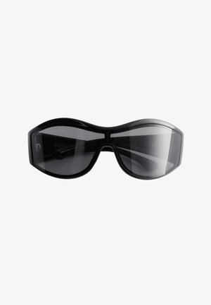 Lunettes de sport noires enveloppantes avec des verres teintés foncés et un design de monture incurvée et élégant.