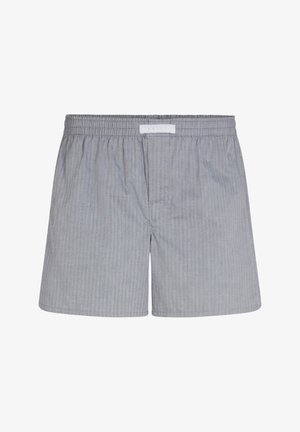 Boxer grigio a righe con elastico in vita. Realizzati in morbido cotone, presentano un'apertura frontale modesta e un'etichetta sulla vita.