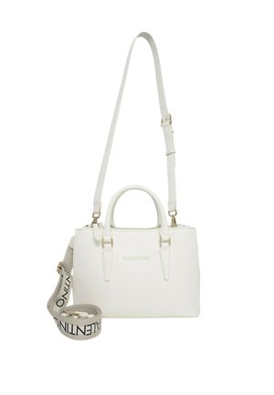Borsa a tracolla bianca in pelle con manici doppi, tracolla regolabile, hardware dorato e dettagli con logo impresso. Texture liscia e forma strutturata.