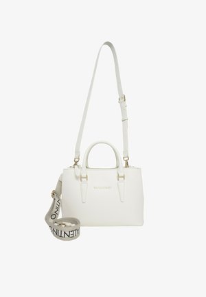 Borsa a tracolla bianca in pelle con manici doppi, tracolla regolabile, hardware dorato e dettagli con logo impresso. Texture liscia e forma strutturata.