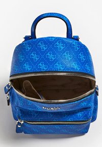 Niebieski plecak z sztucznej skóry z tłoczonym wzorem logo, górną rączką, przednią kieszenią na zamek błyskawiczny oraz dwoma bocznymi zamkami, z wyściółkowanym wnętrzem.