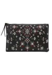Clutch de cuero negro con intrincados bordados en plata y rojo que presentan patrones geométricos y motivos florales. Cierre de cremallera y forma esbelta.