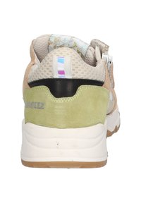Lichte sneaker met een bovenwerk van mesh en suede in beige, groene accenten en een witte zool. Heeft een gestructureerde achterkant en kleurrijke details.