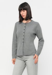 Cardigan gri tricotat, cu mâneci lungi, decolteu rotund și închidere frontală cu nasturi negri. Textură netedă și design ajustat.