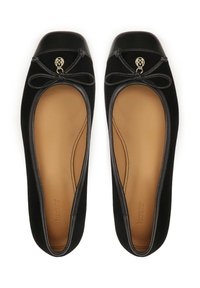 Ballerine nere con punta arrotondata, tomaia in suede, rifiniture in pelle e un fiocco decorativo con un charm dorato al centro.