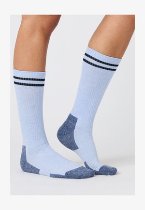 Calcetines azul claro con rayas negras en la parte superior, talón y puntera reforzados en azul oscuro, textura acanalada en todo el tejido, diseño hasta la rodilla.