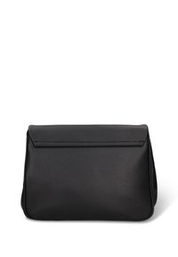 Borsa a tracolla in pelle nera con design strutturato, superficie testurizzata e chiusura a patta. Forma compatta con dettagli hardware minimalisti.