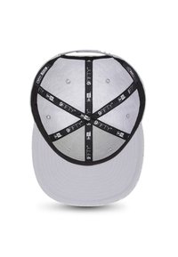Gray 9FIFTY cap with a flat brim, interior mesh lining, and black fabric accents. Features multiple ventilation holes and branding details.