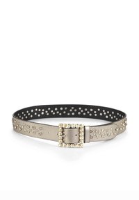 Cintura in pelle argentata metallica con interno nero, caratterizzata da decorazioni a borchie e una fibbia quadrata di strass per la chiusura.